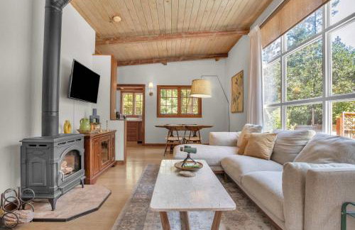 Serene Retreat with Hot Tub - Fire Pit - Deck - Foto 8