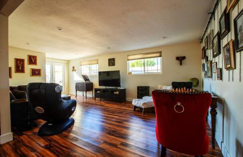 4BR Group Retreat w Golf Green, Poker & Fire Pit - Foto 7