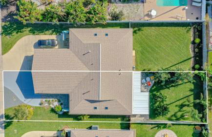 Dog Friendly Home wPrivate Fenced Yard, Garage & Fire Pit STEPS to the Beach! - Foto 34