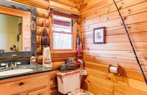 Spacious Log Home with 13 Acres, Ponds and Fire Pit! - Foto 10