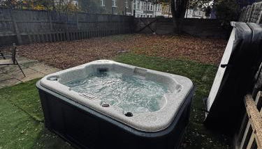 Stylish Wembley Home with Hot Tub, Parking & Garden - Foto 3