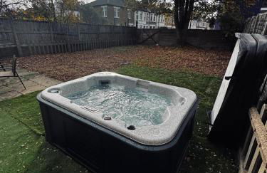 Stylish Wembley Home with Hot Tub, Parking & Garden - Foto 3