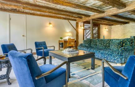 Historic Barn Retreat w Pool Pond Views Longview Pond Lodge by AvantStay - Foto 34