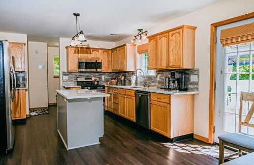 Gorgeous Cozy 5 Bedroom House with Hottub,Lake,Pool - Foto 39