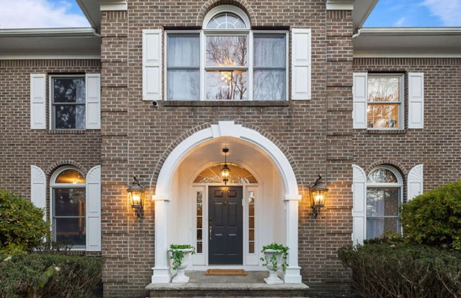 Elegant Spring Stay on Peaceful Retreat - Photo 17