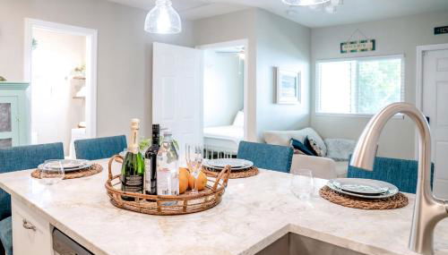 Cozy Coastal Cottage Whole House Sleeps 10 - Foto 2