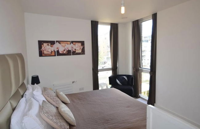 Luxury 3-bed Top Floor Penthouse in Brentford - Foto 3