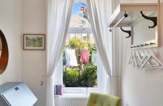 Cozy with Character Vibrant Cottage Style Flat at Leith Links Park - Photo 8