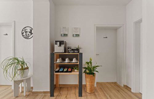 Family and Friends Worms - Photo 1