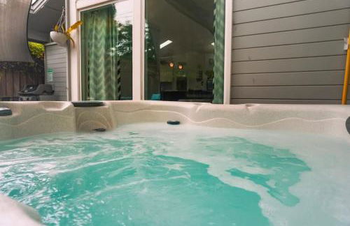 2 bedroom bungalow with hot tub - Photo 80