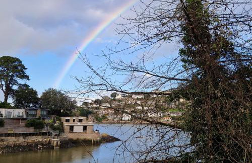 MIDSHIPS A HOLIDAY HOME IN DARTMOUTH SLEEPS UPTO 6 PEOPLE ,PET FRIENDLY , 10 MINUTES WALK TO Town CENTRE WITH PARKING included - Foto 21