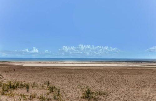 Tropical Beach Bungalow Down - Backyard - Grill - Across Street from Beach - Foto 21