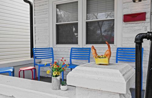 Cozy Downtown Stay w Private Backyard & Parking - Foto 7