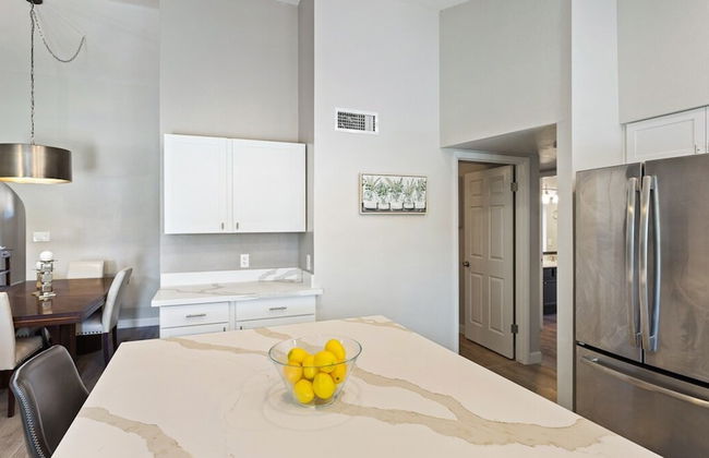 Modern and Stylish Remodeled 4 Bdrm w/ HTD Pool! - Foto 16