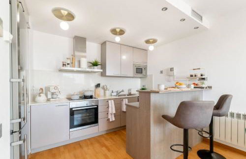 Penthouse with Private Terrace & Pool Access - Foto 23