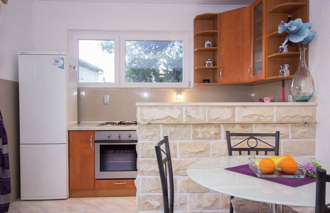 Modern Apartment With Pool and Terrace - Photo 10