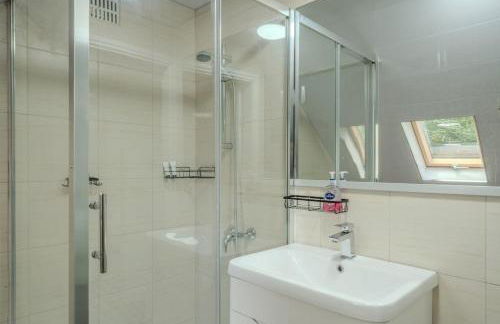 Modern 4-Bed Retreat in Prestwich, Perfect for Weekend Getaways - Foto 8