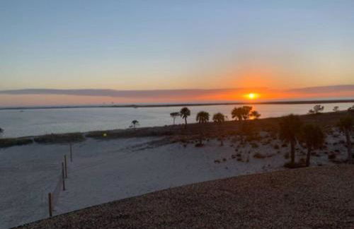 Pet Friendly Tranquil Cottage with Fire-Pit & Hot Tub Minutes to BEACHES - Foto 63