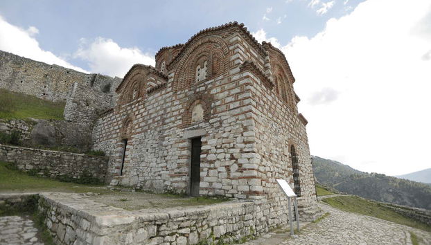 Visite dans Berat avec billets - Photo 4, Vous découvrirez le château de Berat