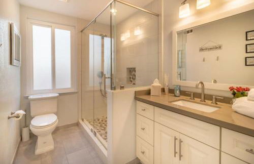 Stunning 4 Bedroom 1 Level- Pool, Spa, Grass Yard, Fire Pit, Garage, BBQ - Foto 29