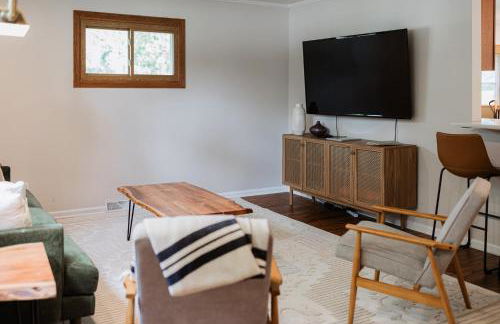 Beautiful 3BR Home Near Lake MI - Photo 26