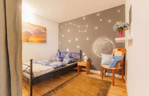 - Stellar Haven Deluxe with Cosmic Design - 3-Room Space-Themed Apartment 75 qm - Central Location - Balcony - Renovated 2024 with TV & Netflix - Full Kitchen - Free Parking - Near Metro & Airport - Galaxy-Inspired Interior - - Photo 11