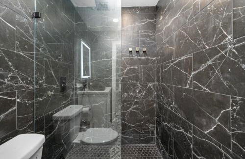 Comfortable 2BR Uptown Escape with Free Park - Foto 6