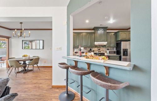 Golf-Side Luxe Escape Sleeps 13 Hot Tub & Theater - Foto 15