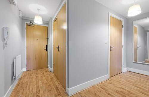 Elegant 2 Bedroom Apartment with Balcony - Near the High Street - Free Parking, Fast Wifi and Sky TV by Yoko Property - Foto 23