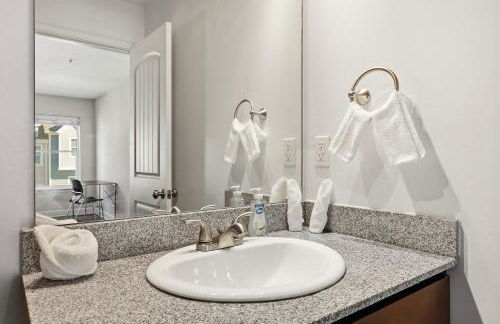 Modern Comfort and Resort Style Living Near CU - Foto 7