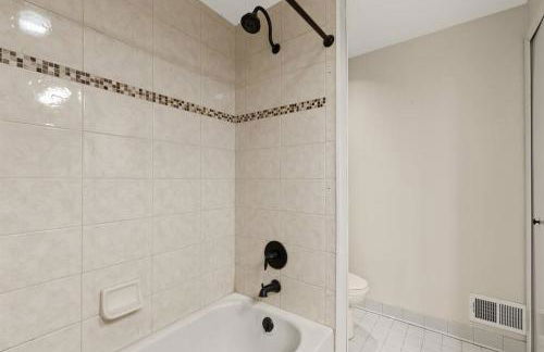 NEW! 4BR I Indoor Pool on the Bay in Boat Town USA - Foto 67