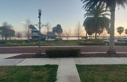 Bungalow overlooking Lake Dora! - Foto 2