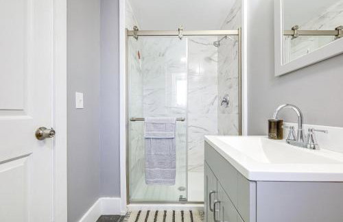 half Mi to Dtwn and Harbor Park Home with Large Yard! - Foto 13