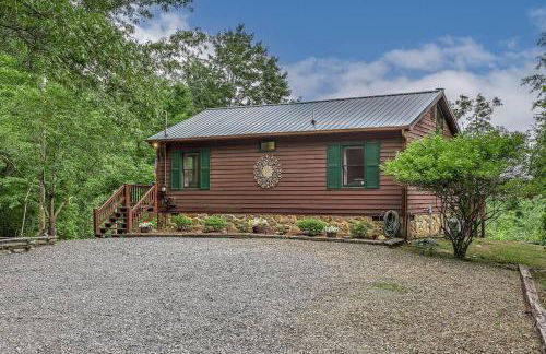 Peak-a-Blue Cabin - Watch Movies from Hot Tub, Mountain View, Bigfoot Bunker Game Room, Fire Pit, Oversized Deck, Screened-in Porch - Foto 32