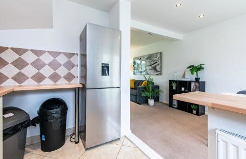 Comfortable 3-Bedroom House with Private Driveway in Bedford - Foto 6