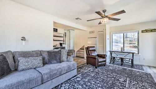 Lakefront Grove Cabin Shared Dock and Seasonal Pool - Foto 5