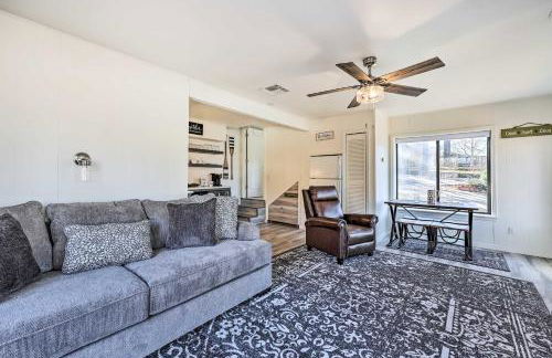 Lakefront Grove Cabin Shared Dock and Seasonal Pool - Foto 5