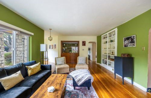 Cozy 2BR Home Near UNR with Large Deck & Parking - Foto 32