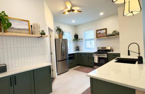 Artsy 4 Bedroom Home, Steps from Dining & Shops - Foto 1