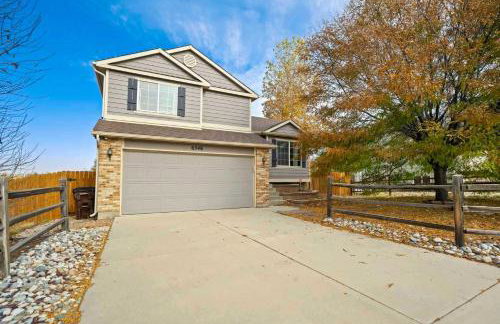 4BR w Fireplace Backyard BBQ near Peterson AFB - Foto 35