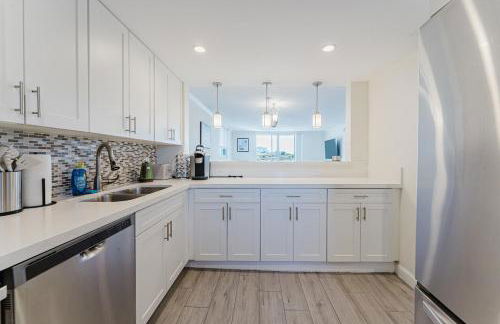 Modern Two Bedroom Suite with 2 King Beds Pool and Steps from the Beach - Foto 16