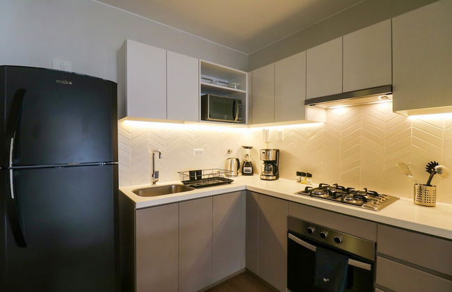 w Illustrious 1BR w Balcony in Miraflores - Photo 7