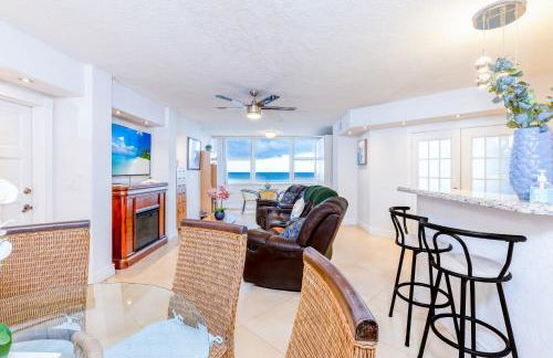 Stylish Beachfront Condo with Balcony & Ocean View - Foto 6