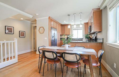 Exquisite Central Townhome with Spacious Loft and Gourmet Kitchen - Foto 7