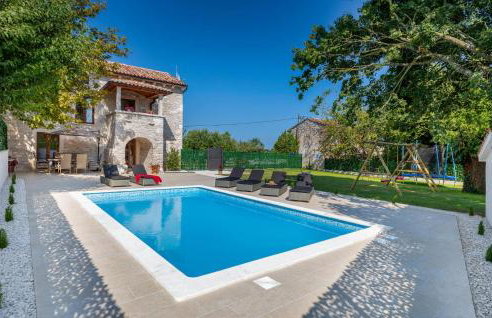 Cozy Home In Rojnici With Wifi - Photo 1