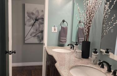 Sedona Uptown Gem!Large yard w grass and shade trees! Views!! NEW! BARREL SAUNA!!! Close to trails, walk to Uptown Sedona, restaurants and shopping - Foto 69