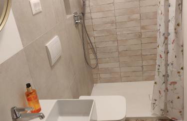 Omis apartment - near beach and town center, ground floor with small garden - Foto 12