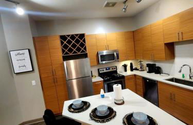 Stylish 1BR Uptown Apartment - Photo 10