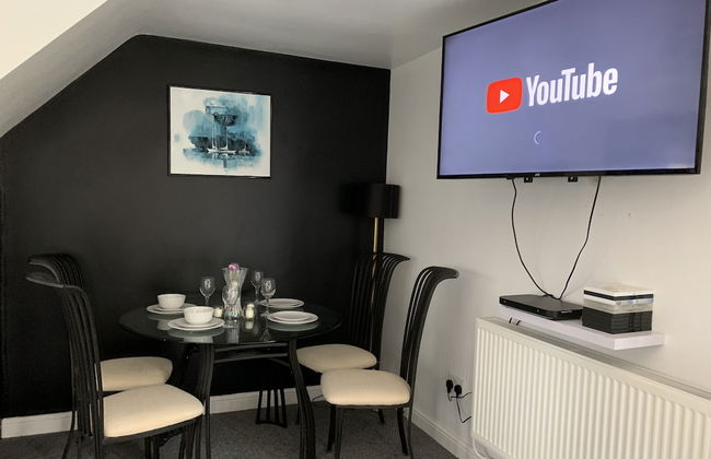 House - Sleeps 5, Parking & Private Garden - Foto 17