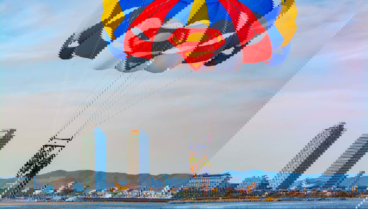 Faites du parachute ascensionnel sur la côte de Barcelone